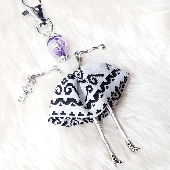 ⤵⤵New Black & White Doll Handbag Keychain Keycharm - Picture 3 of 3